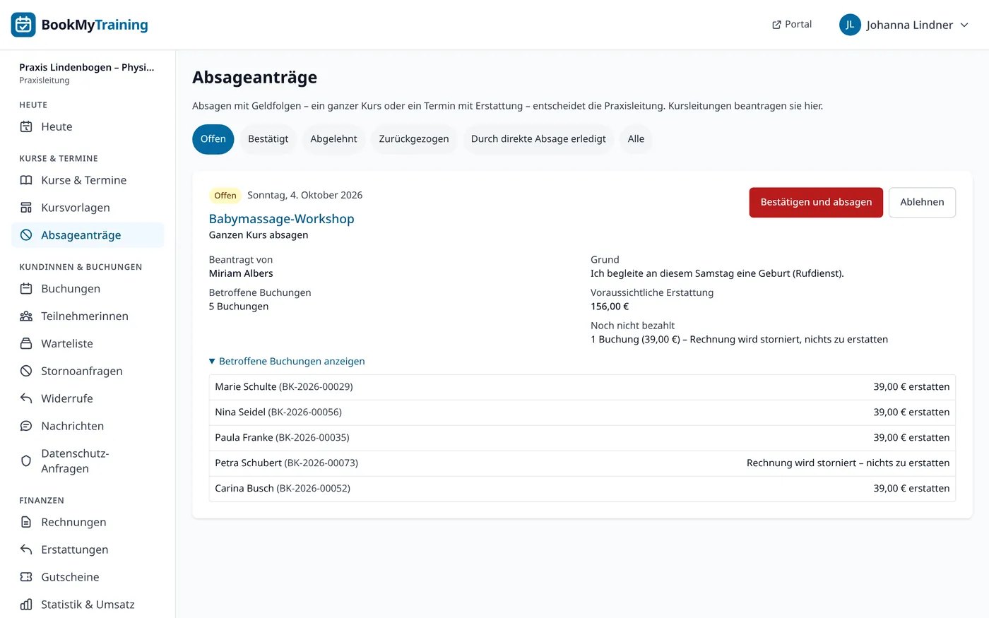 Seite Absageanträge der Praxisleitung: offener Antrag einer Kursleitung, einen Workshop ganz abzusagen, mit Grund, betroffenen Buchungen, voraussichtlicher Erstattung und getrennt aufgeführter unbezahlter Buchung, Knöpfe Bestätigen und absagen sowie Ablehnen.