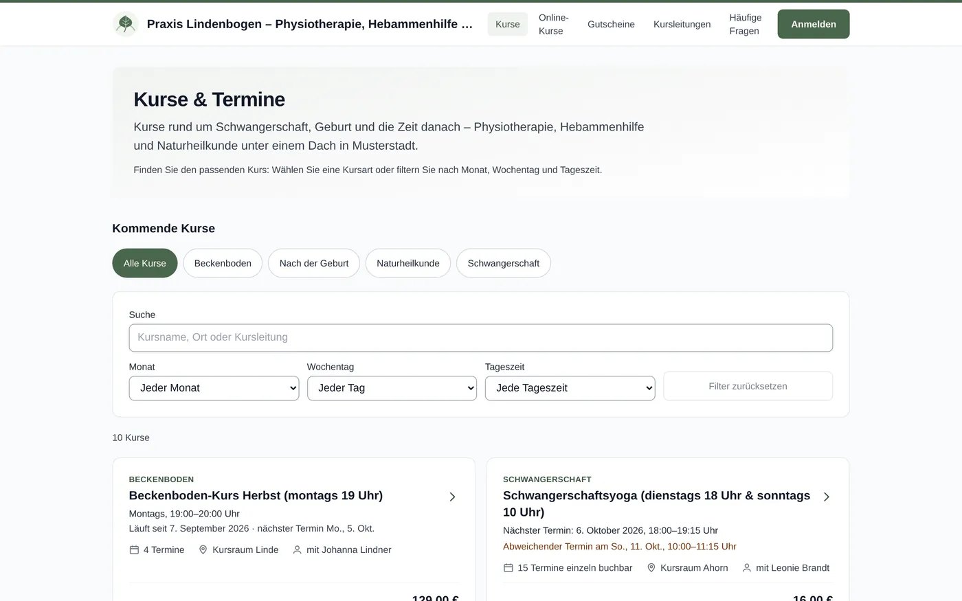 Buchungsseite der Vorführpraxis: Kurse und Termine mit Kursarten Beckenboden, Nach der Geburt, Naturheilkunde und Schwangerschaft, Suche und Filter nach Monat, Wochentag und Tageszeit, darunter Kurskarten mit Termin, Raum und Kursleitung.