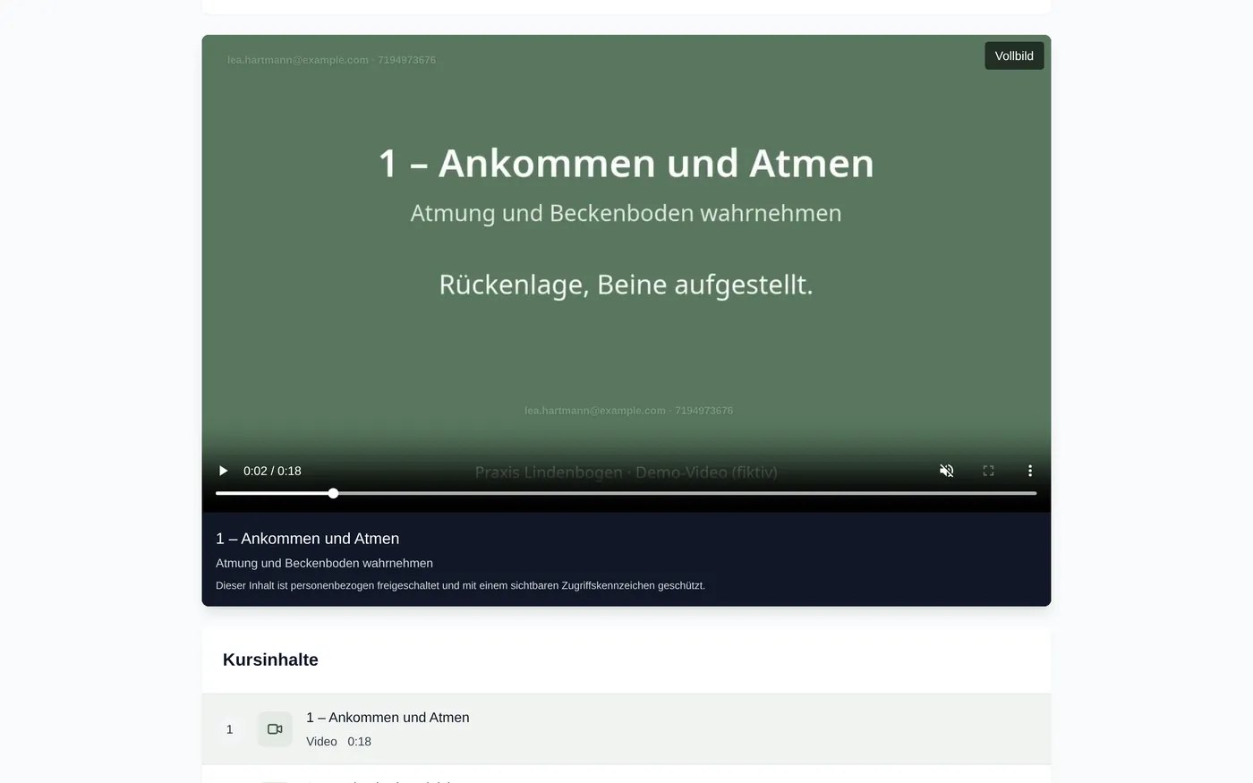 Videoplayer im Portal mit der ersten Lektion einer Videoreihe zur Rückbildung, darauf ein sichtbares persönliches Zugriffskennzeichen, darunter die Liste der Kursinhalte.